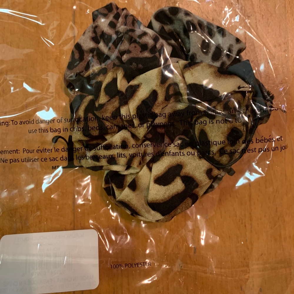 🌻 2/$10 ✨2X HP✨ nOir Jewelry Ombre Leopard Scrunchies - Picture 3 of 3